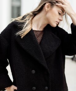 Juodas teddy paltukas