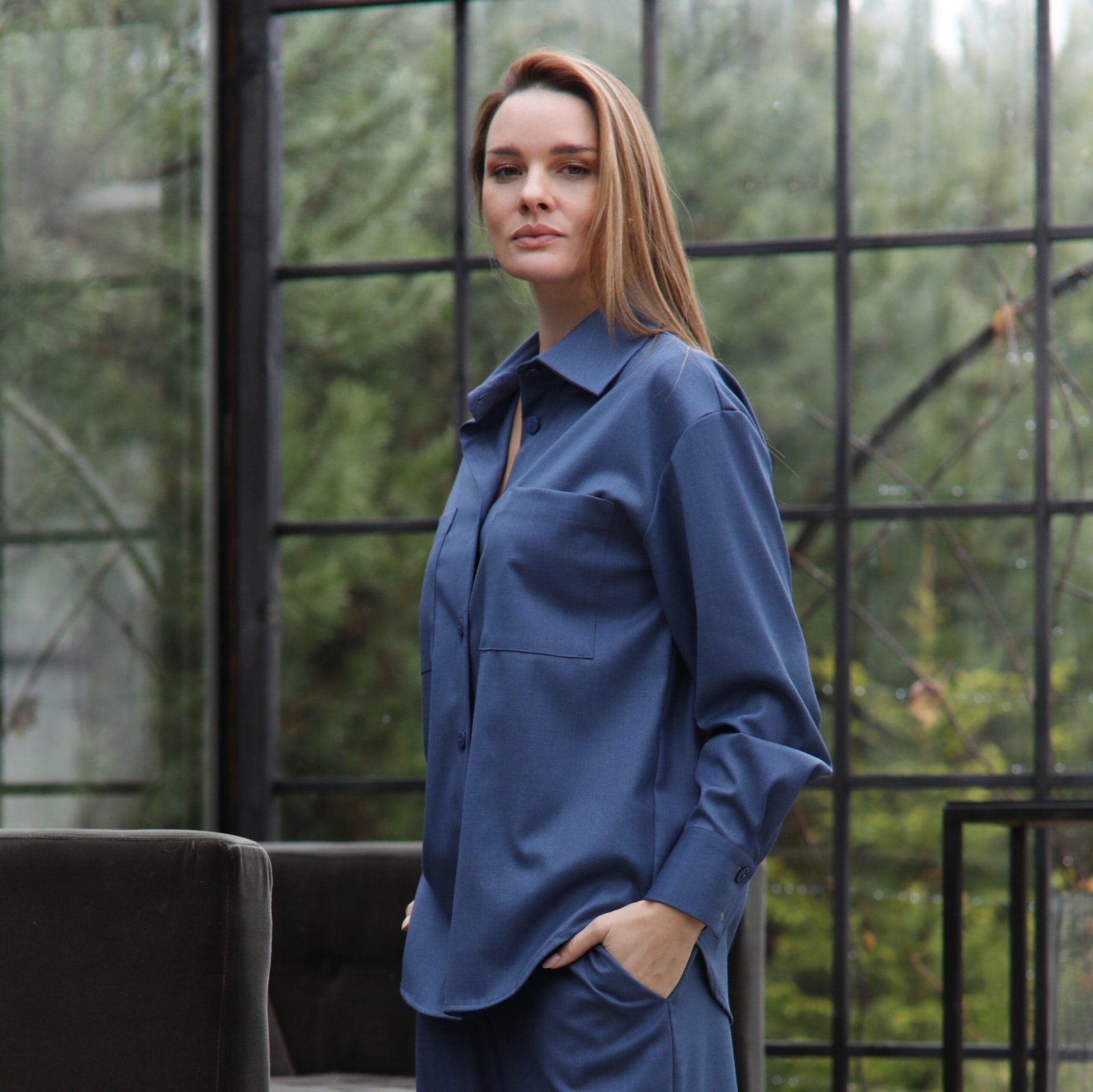 Mėlynos spalvos viskozinis kelnių ir marškinių kostiumėlis - Image 3