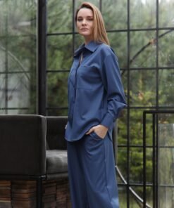 Mėlynos spalvos viskozinis kelnių ir marškinių kostiumėlis