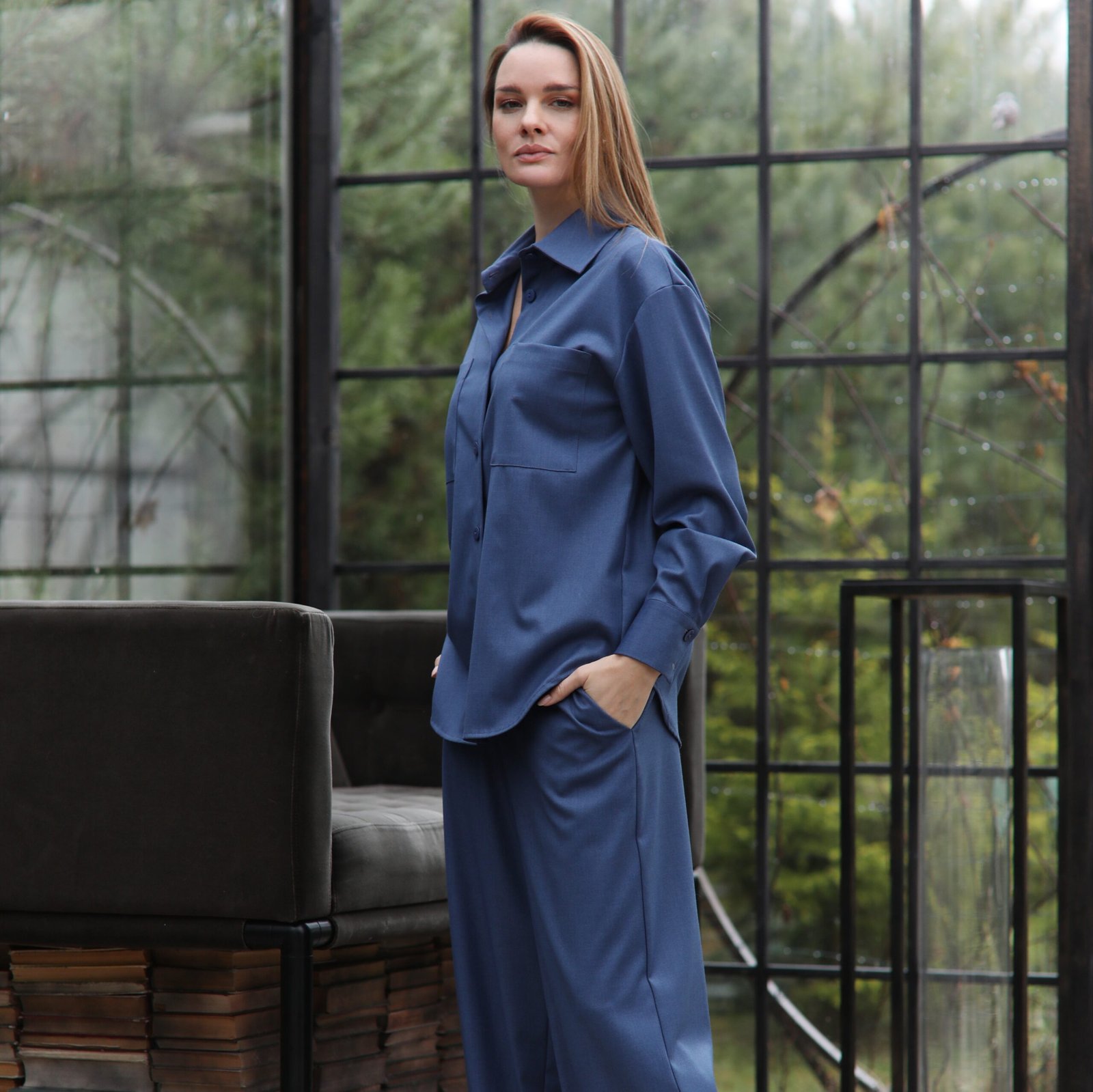 Mėlynos spalvos viskozinis kelnių ir marškinių kostiumėlis