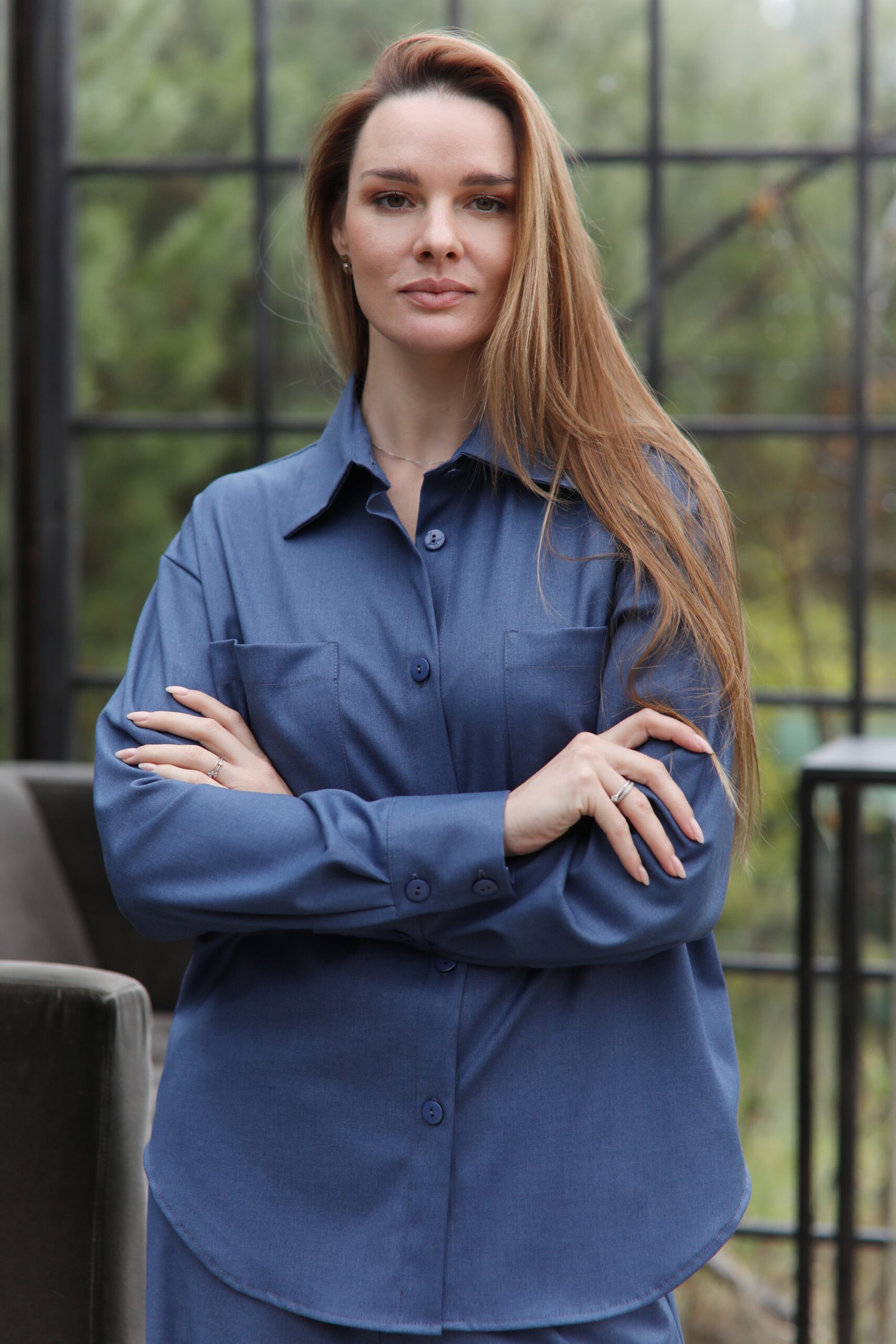 Mėlynos spalvos viskozinis kelnių ir marškinių kostiumėlis - Image 4