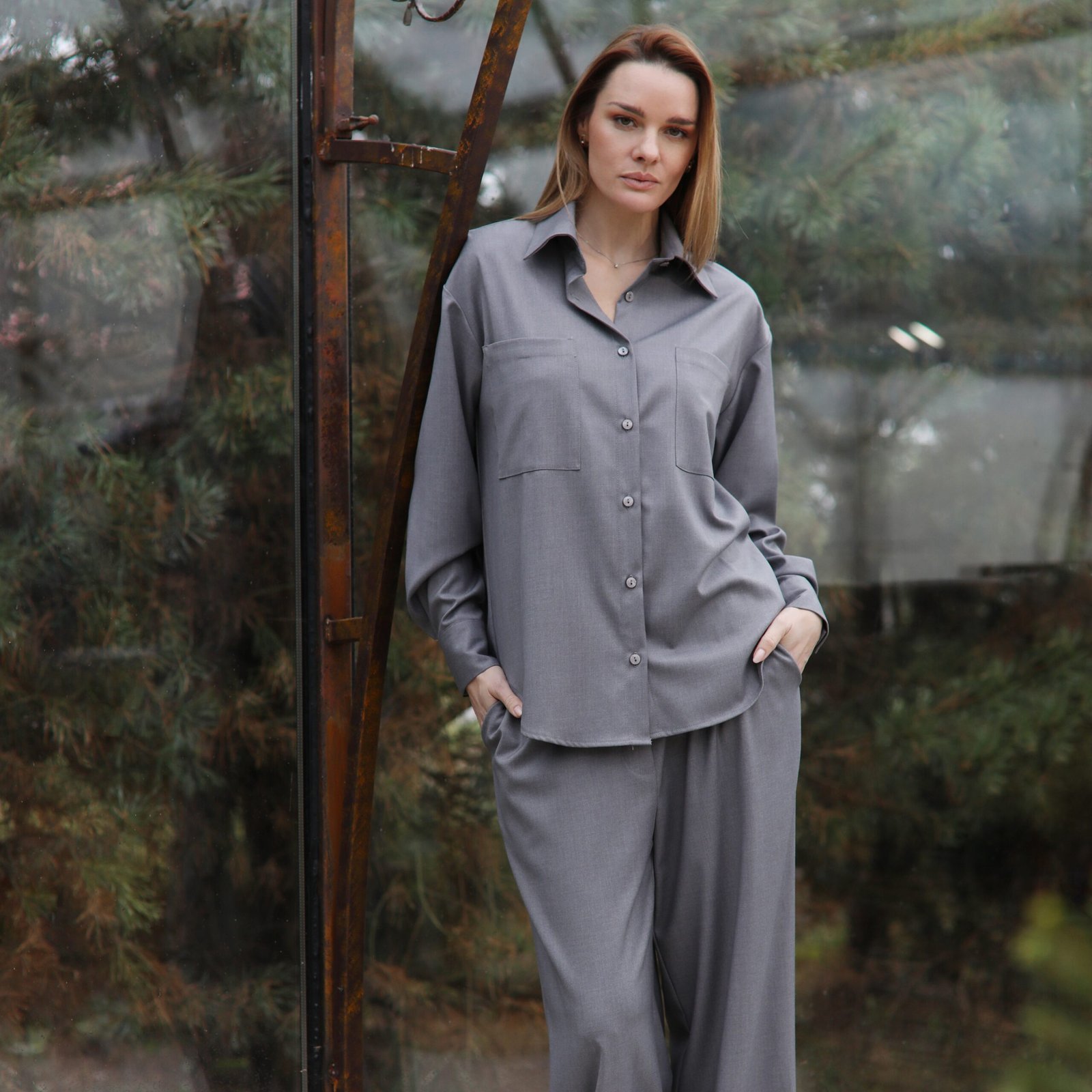 Pilkos spalvos viskozinis kelnių ir marškinių komplektas