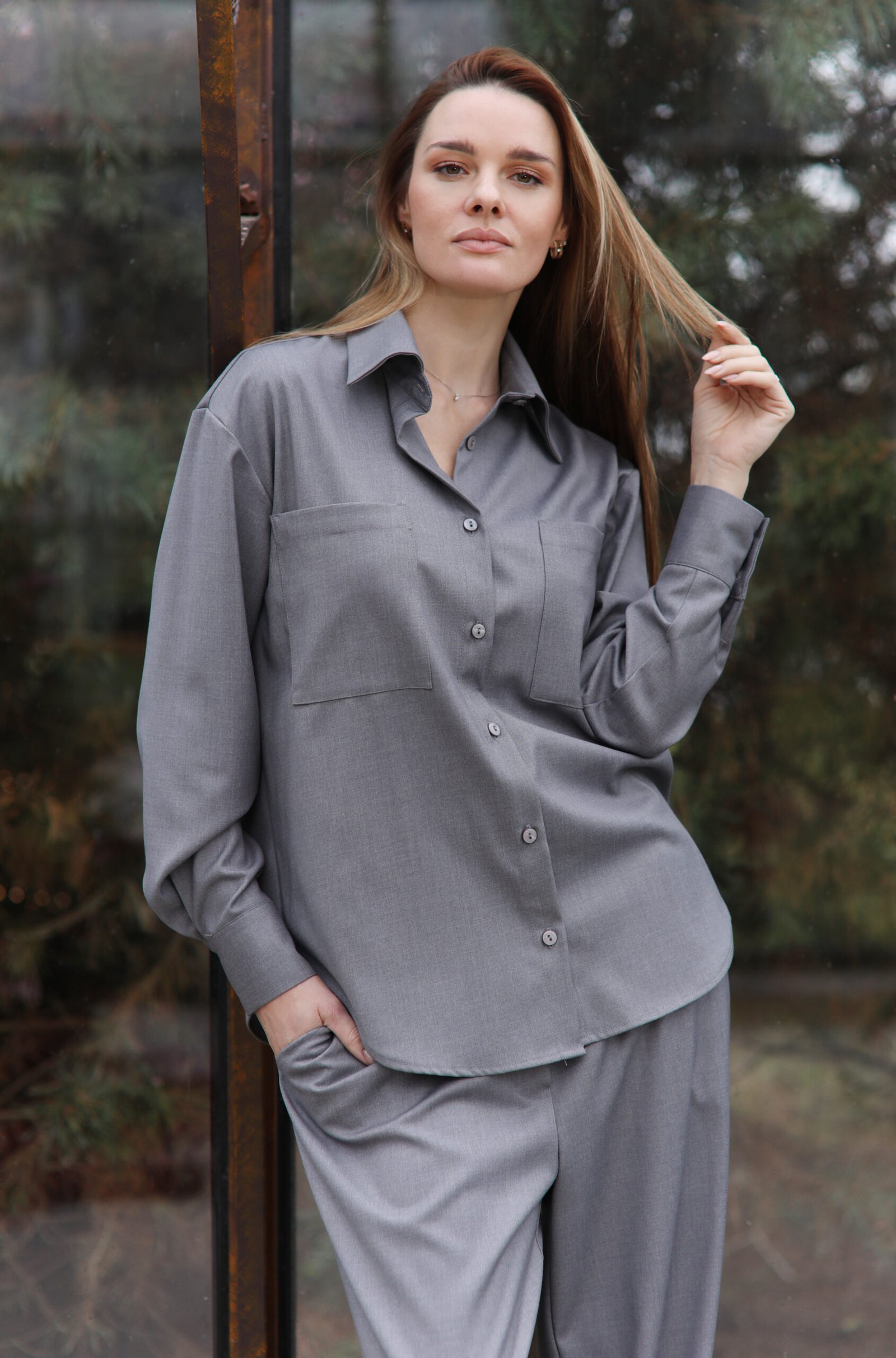 Pilkos spalvos viskozinis kelnių ir marškinių komplektas - Image 6