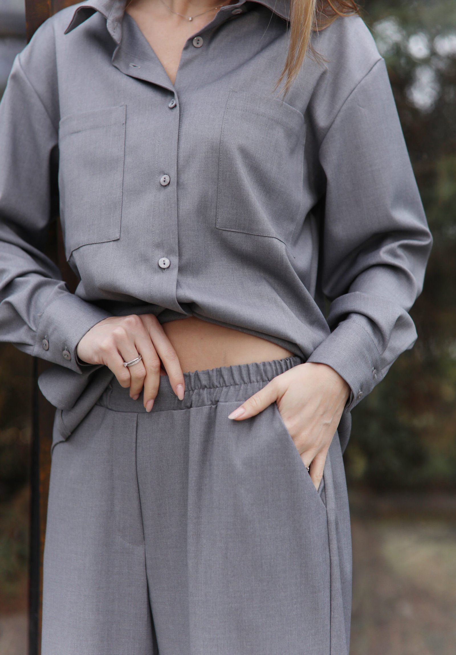 Pilkos spalvos viskozinis kelnių ir marškinių komplektas - Image 3