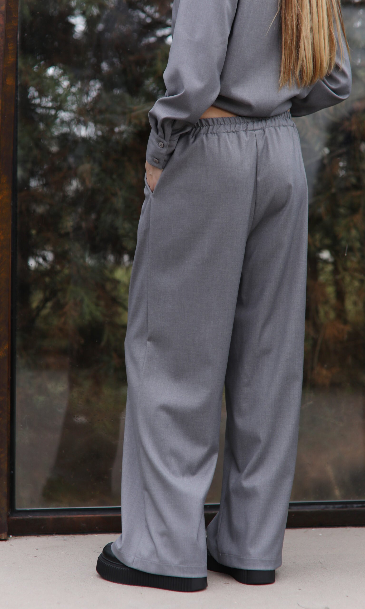 Pilkos spalvos viskozinis kelnių ir marškinių komplektas - Image 4