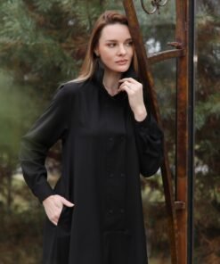 Juoda dviejų eilių sagų suknelė